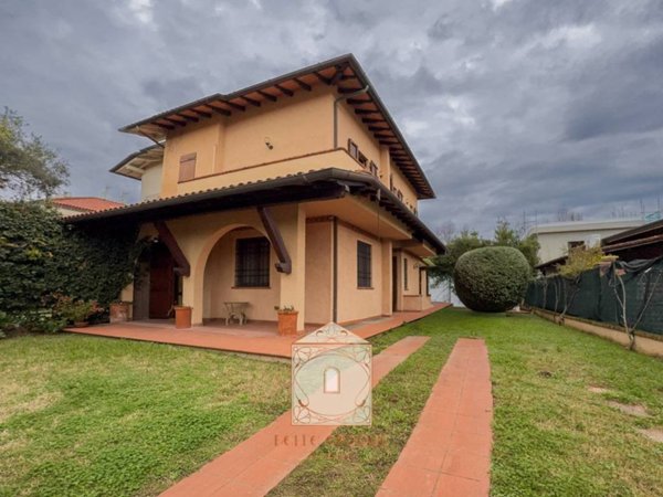 casa indipendente in vendita a Forte dei Marmi