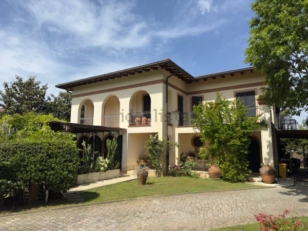 casa indipendente in vendita a Forte dei Marmi in zona Vittoria Apuana