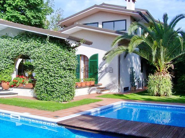casa indipendente in vendita a Forte dei Marmi in zona Vaiana