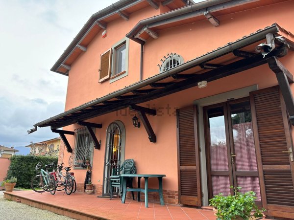 casa indipendente in vendita a Forte dei Marmi in zona Vittoria Apuana