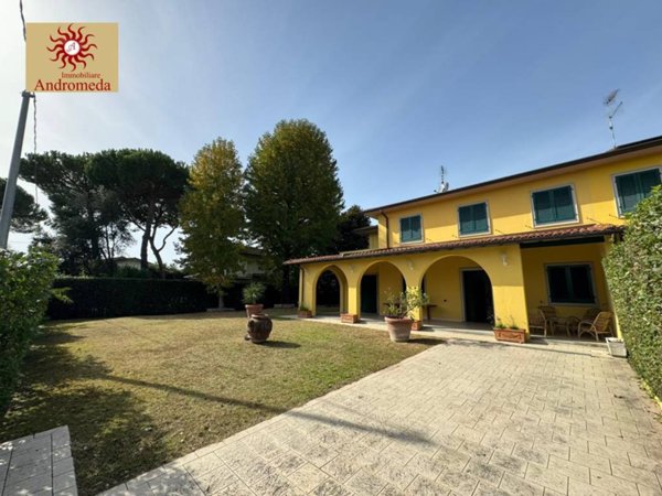 casa indipendente in vendita a Forte dei Marmi in zona Vittoria Apuana