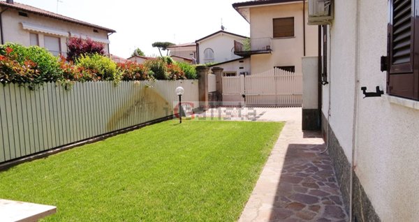 casa indipendente in vendita a Forte dei Marmi in zona Vittoria Apuana