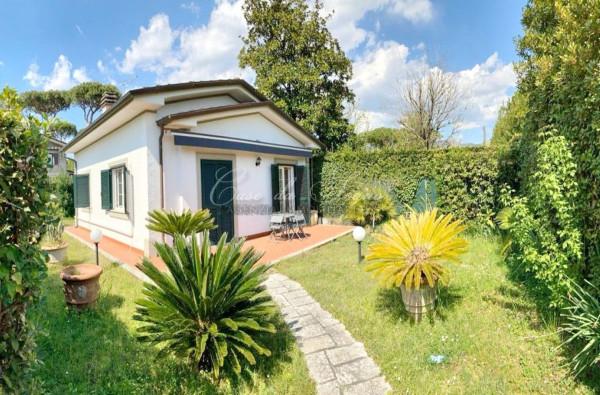 casa indipendente in vendita a Forte dei Marmi in zona Vittoria Apuana