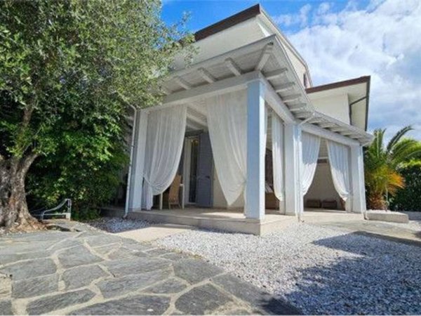 casa indipendente in vendita a Forte dei Marmi in zona Vaiana