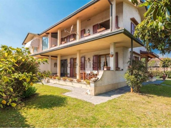 casa indipendente in vendita a Forte dei Marmi in zona Vittoria Apuana