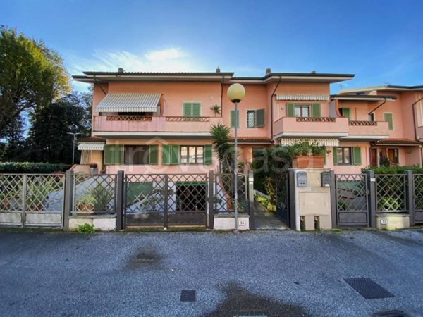 casa indipendente in vendita a Forte dei Marmi in zona Vittoria Apuana