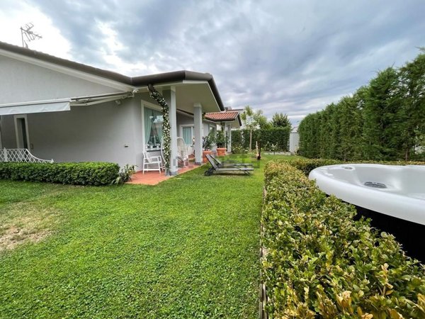 casa indipendente in vendita a Forte dei Marmi