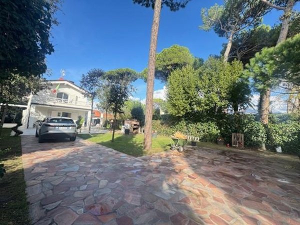 casa indipendente in vendita a Forte dei Marmi in zona Roma Imperiale