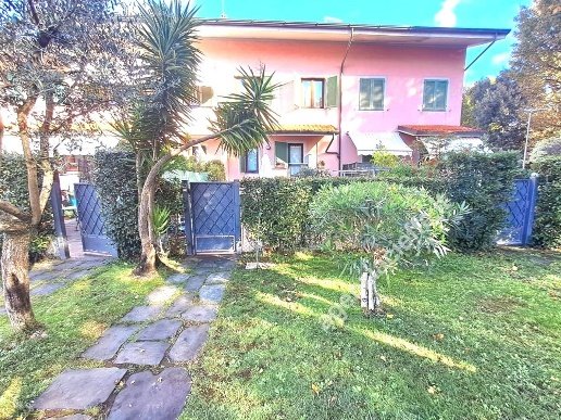 casa indipendente in vendita a Forte dei Marmi in zona Vittoria Apuana