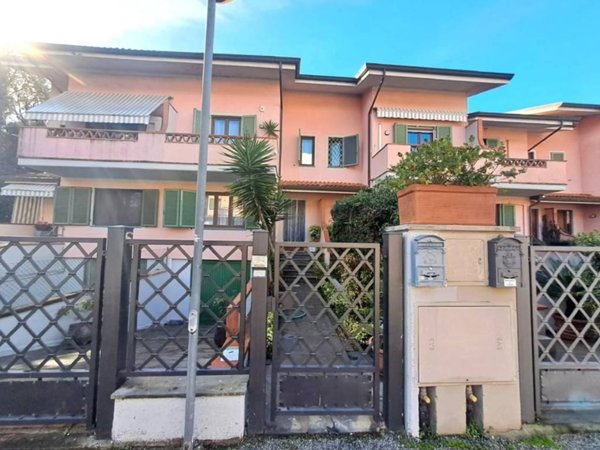 casa indipendente in vendita a Forte dei Marmi in zona Vittoria Apuana