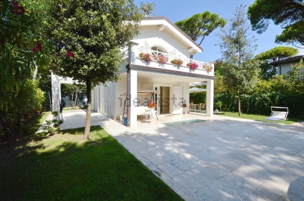 casa indipendente in vendita a Forte dei Marmi in zona Roma Imperiale