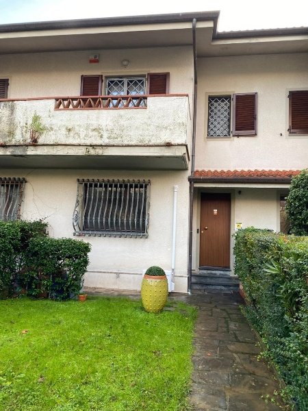 casa indipendente in vendita a Forte dei Marmi in zona Vaiana