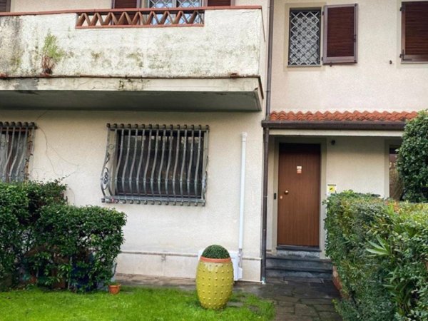casa indipendente in vendita a Forte dei Marmi in zona Vaiana