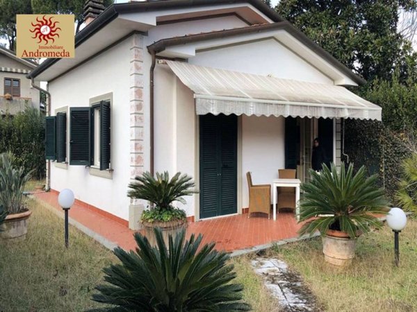 casa indipendente in vendita a Forte dei Marmi in zona Vittoria Apuana