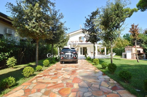 casa indipendente in vendita a Forte dei Marmi in zona Roma Imperiale