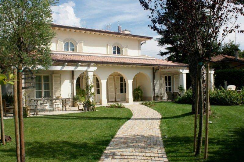 casa indipendente in vendita a Forte dei Marmi in zona Roma Imperiale