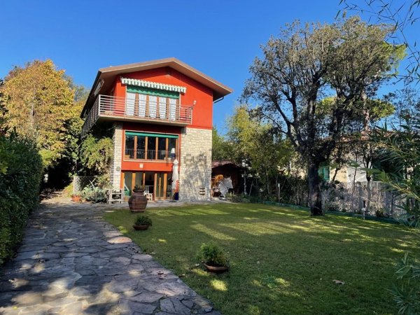 casa indipendente in vendita a Forte dei Marmi in zona Vittoria Apuana