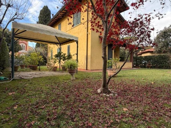 casa indipendente in vendita a Forte dei Marmi in zona Vittoria Apuana