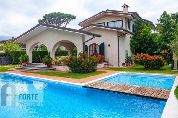 casa indipendente in vendita a Forte dei Marmi in zona Vaiana