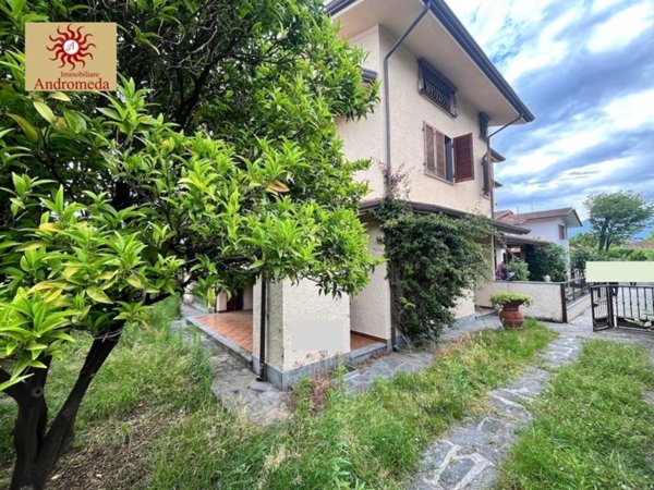 casa indipendente in vendita a Forte dei Marmi in zona Vittoria Apuana