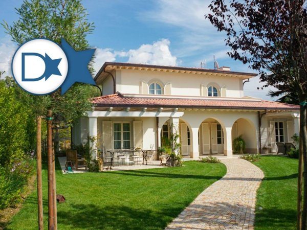 casa indipendente in vendita a Forte dei Marmi in zona Roma Imperiale