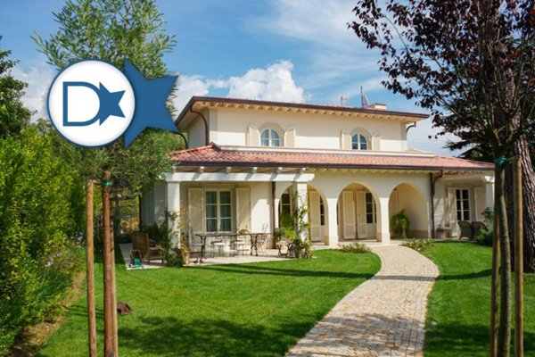 casa indipendente in vendita a Forte dei Marmi in zona Roma Imperiale