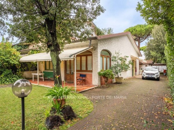 casa indipendente in vendita a Forte dei Marmi in zona Vittoria Apuana