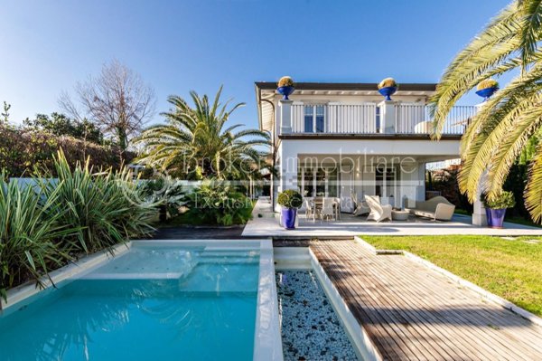 casa indipendente in vendita a Forte dei Marmi in zona Vittoria Apuana