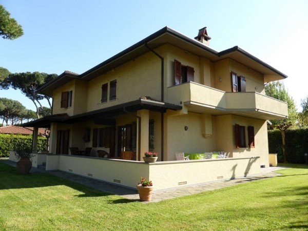 casa indipendente in vendita a Forte dei Marmi in zona Roma Imperiale
