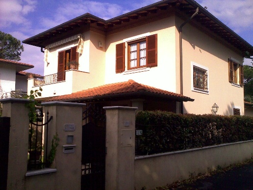 casa indipendente in vendita a Forte dei Marmi in zona Vittoria Apuana