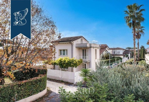casa indipendente in vendita a Forte dei Marmi in zona Roma Imperiale