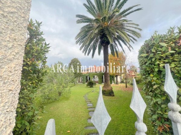 casa indipendente in vendita a Forte dei Marmi in zona Roma Imperiale