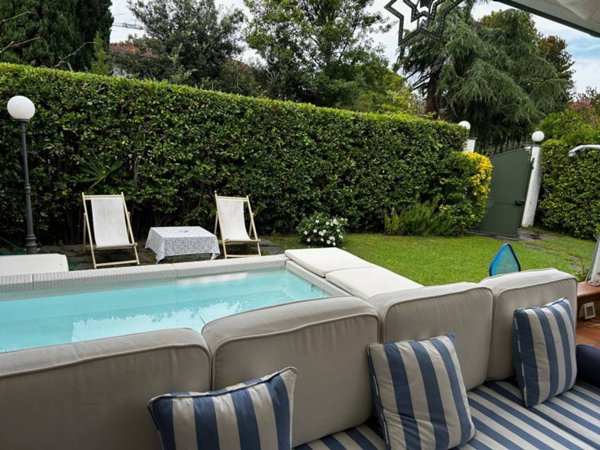 casa indipendente in vendita a Forte dei Marmi in zona Roma Imperiale