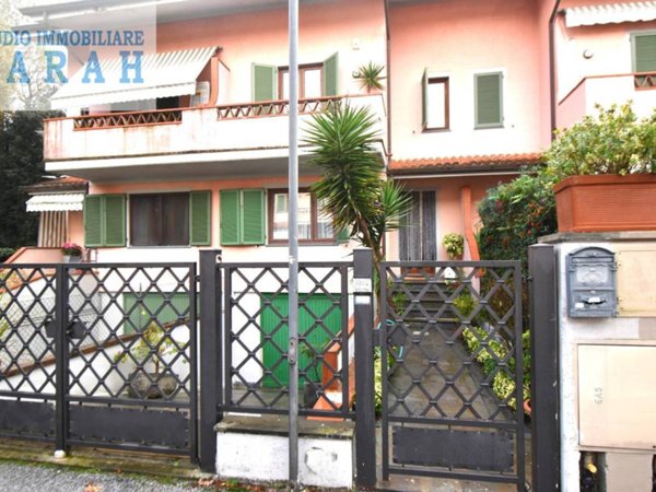 casa indipendente in vendita a Forte dei Marmi in zona Vittoria Apuana