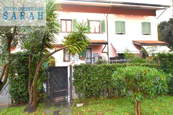 casa indipendente in vendita a Forte dei Marmi in zona Vittoria Apuana