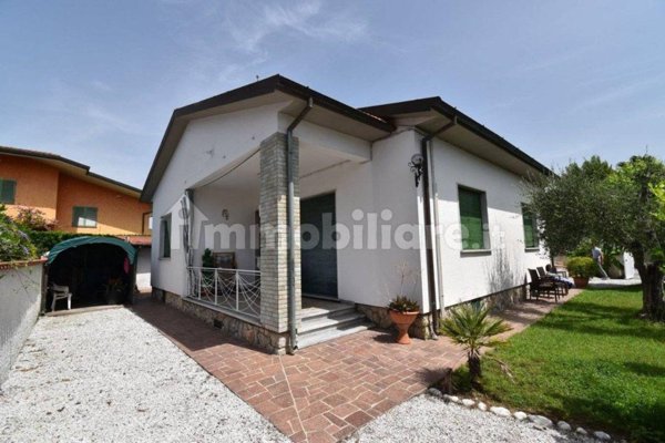 casa indipendente in vendita a Forte dei Marmi in zona Vittoria Apuana