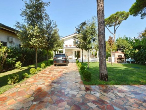casa indipendente in vendita a Forte dei Marmi in zona Roma Imperiale