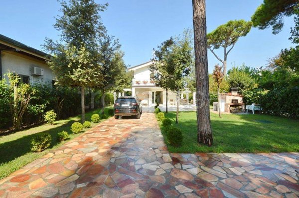 casa indipendente in vendita a Forte dei Marmi in zona Roma Imperiale