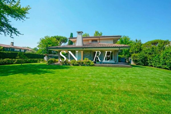 casa indipendente in vendita a Forte dei Marmi in zona Roma Imperiale