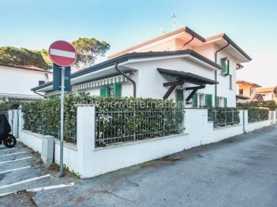 casa indipendente in vendita a Forte dei Marmi in zona Vittoria Apuana