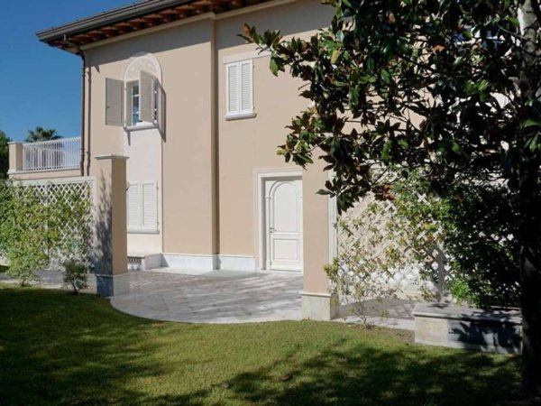 casa indipendente in vendita a Forte dei Marmi in zona Vittoria Apuana