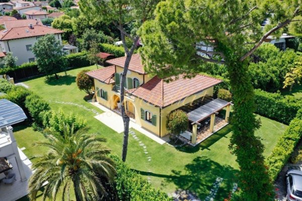 casa indipendente in vendita a Forte dei Marmi