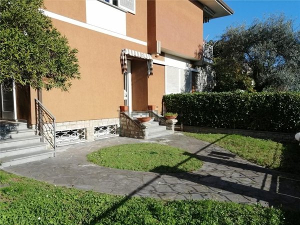 casa indipendente in vendita a Forte dei Marmi in zona Vaiana