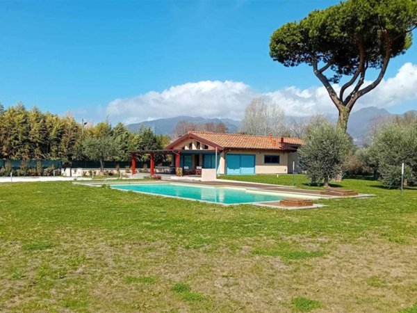 casa indipendente in vendita a Forte dei Marmi in zona Vaiana
