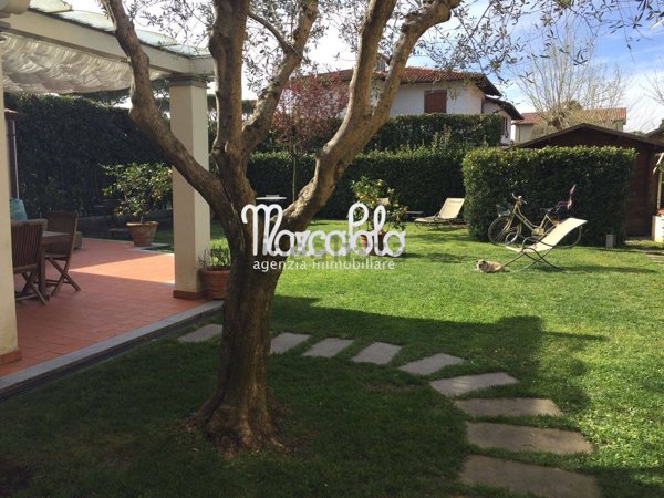 casa indipendente in vendita a Forte dei Marmi in zona Vittoria Apuana