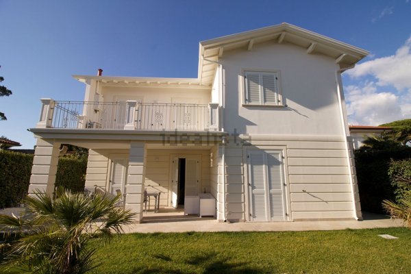 casa indipendente in vendita a Forte dei Marmi in zona Vittoria Apuana