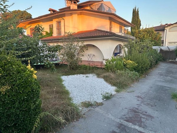 casa indipendente in vendita a Forte dei Marmi
