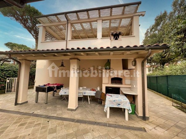 casa indipendente in vendita a Forte dei Marmi in zona Vittoria Apuana