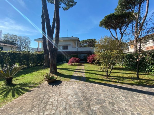 casa indipendente in vendita a Forte dei Marmi in zona Vittoria Apuana