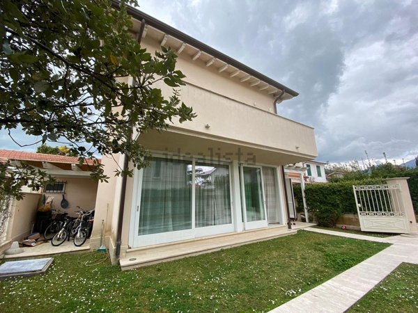 casa indipendente in vendita a Forte dei Marmi
